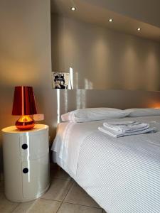 米斯泰尔比安科Casa Cavour的一间卧室,配有一张床和床头灯