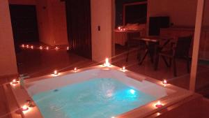 TamazunchaleHotel Posada Huasteca的客房内的浴缸配有蜡烛和灯。