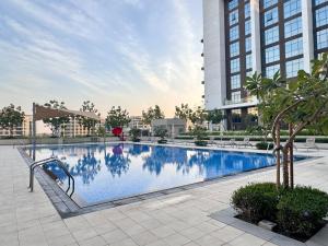 迪拜CityVibesDxb的大楼中央的大型游泳池
