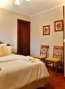 坎加斯-德奥尼斯Casa Marian的酒店客房,配有两张床和两把椅子