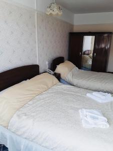 大雅茅斯Royal Hotel Great Yarmouth的一间卧室配有两张床和镜子