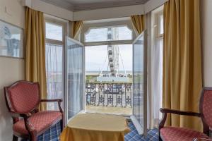大雅茅斯Royal Hotel Great Yarmouth的客房设有窗户,享有艾菲尔铁塔的景色