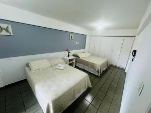 马塞约Confortável quarto e sala com Manobrista, Wi-fi, Tv Smart - Apto 208的蓝色墙壁客房的两张床
