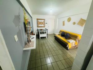 马塞约Confortavél quarto e sala com Manobrista, Wi-fi, Tv Smart - Apto 208的客厅配有黄色的沙发和桌子