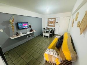 马塞约Confortável quarto e sala com Manobrista, Wi-fi, Tv Smart - Apto 208的一间设有床铺和电视的房间
