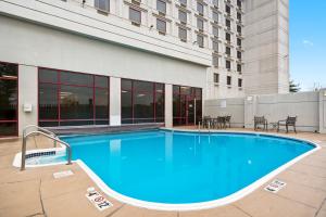 布兰森Thousand Hills Resort Hotel的大楼前的大型蓝色游泳池