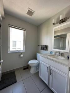 克利夫兰Luxury Downtown Townhome Unit 14的白色的浴室设有卫生间和水槽。