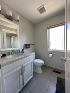 克利夫兰Luxury Downtown Townhome Unit 14的白色的浴室设有卫生间和水槽。