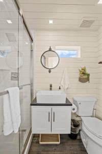 弗雷德里克斯堡New! Luxury Shipping Container The Desert Escape的白色的浴室设有水槽和镜子