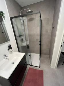 旧蒂尔瑙特Starling的带淋浴和盥洗盆的浴室