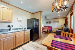 卡本代尔Blue Line Resort Cabin #1的厨房配有黑色冰箱和桌子
