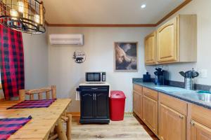 卡本代尔Blue Line Resort Cabin #1的厨房配有桌子和微波炉