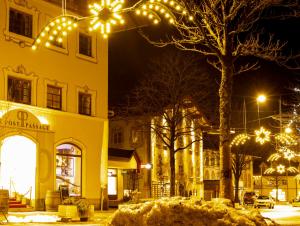 罗伊特GORI Boutique Apartments – Tirol的树上灯火的夜街