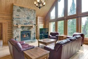 Mille-IslesLe Cerf #40的带沙发和石制壁炉的客厅