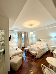 菲乌米奇诺La Magnolia 140的一间卧室配有两张床和一张桌子及椅子