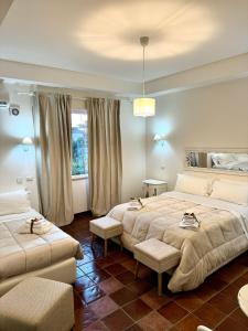 菲乌米奇诺La Magnolia 140的一间卧室设有两张床和窗户。