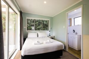 怀希比奇Tasman Holiday Parks - Beachaven的一间卧室配有一张床,上面有两条毛巾