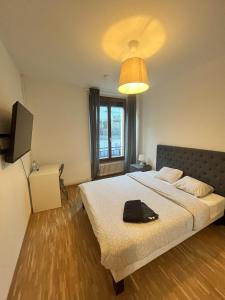 日内瓦Residence Geneva Quartier de Plainpalais的一间卧室,配有一张带黑袋的床
