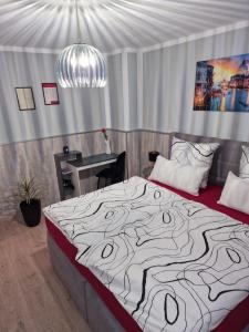 多特蒙德schlafgut24的一间卧室配有一张大床,拥有设计