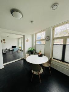 斯内克Aparthotel Le Provence的办公室设有白色的桌子、椅子和窗户