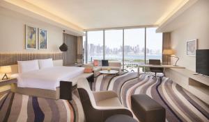 多哈多哈老城希尔顿逸林酒店的酒店客房设有一张床和一个大窗户