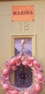 东考斯Marina,Families are welcome的镜子前的粉红色玫瑰花圈