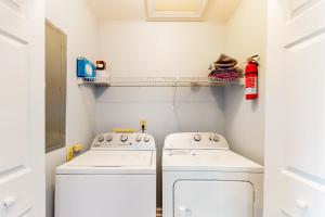 橡树岛Oceanview Bliss的洗衣房配有2个盥洗盆和灭火器
