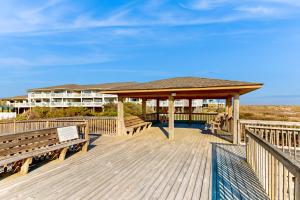 橡树岛Oceanview Bliss的木甲板设有长椅和凉亭