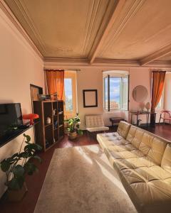 卡莫利Tripla finestra sul mare的带沙发和电视的客厅