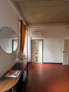 卡莫利Tripla finestra sul mare的一间设有镜子、一张桌子和一扇门的房间