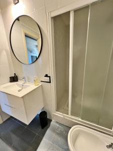 卡莫利Tripla finestra sul mare的带淋浴、盥洗盆和镜子的浴室