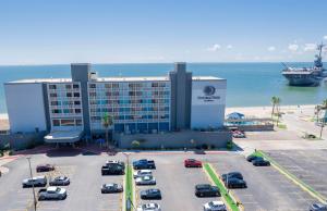 科珀斯克里斯蒂DoubleTree by Hilton Corpus Christi Beachfront的海滨酒店