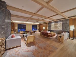 安图县长白山希尔顿逸林温泉酒店的带沙发、椅子和桌子的客厅