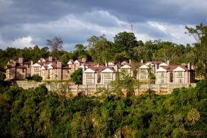 NyahururuPanari Resort, BW Signature Collection的山丘上一大群房子