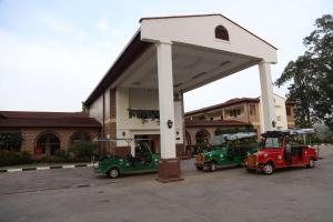 NyahururuPanari Resort, BW Signature Collection的三辆高尔夫球车停在加油站下面