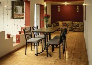 库斯科BEAUTIFUL, SPACIOUS & COZY HOUSE LOCATED IN THE HEART OF CUSCO的一间带桌椅和沙发的用餐室