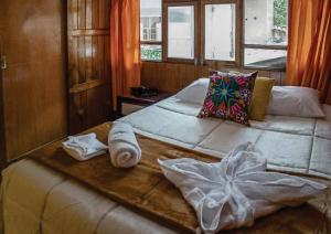 库斯科BEAUTIFUL, SPACIOUS & COZY HOUSE LOCATED IN THE HEART OF CUSCO的卧室内的一张带毛巾的大床