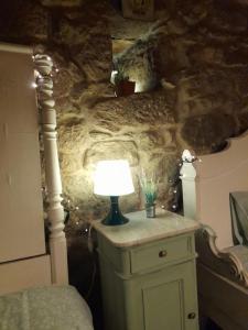 布拉加Quinta da Maínha - Charming Houses的卧室里一个梳妆台上的灯