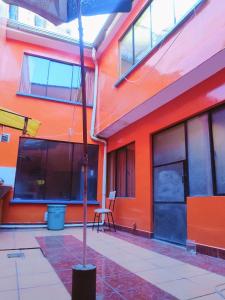 拉巴斯Casa familiar orange corner的一座橙色的建筑,前面有一根杆