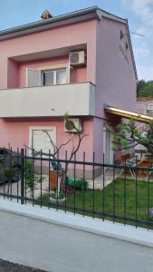 普拉JAN3的粉红色的房子,前面有栅栏
