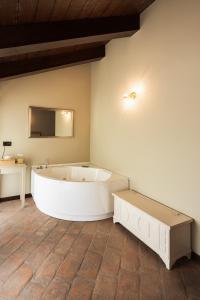 菲亚诺Relais Bella Rosina Pool & Spa的客房内的白色大浴缸