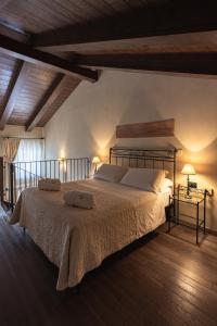 菲亚诺Relais Bella Rosina Pool & Spa的一间卧室配有一张带两个枕头的床