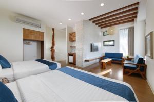 小琉球岛小琉球海明珠渡假旅店的一间带两张床的卧室和一间客厅