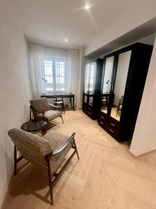 佛罗伦萨The Old Palace- Luxury Suites Signoria的客厅配有椅子、桌子和镜子