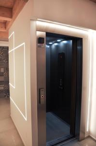 乌尔比诺Bramante Suites Urbino的玻璃门房间里电梯