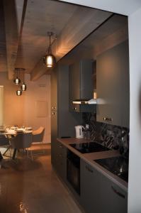 乌尔比诺Bramante Suites Urbino的一间带桌子的厨房和一间餐厅