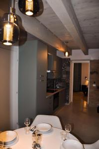 乌尔比诺Bramante Suites Urbino的厨房配有一张桌子和两个盘子