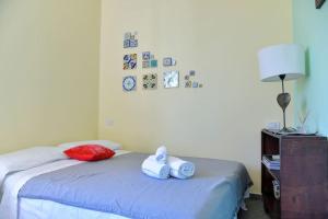 阿马尔菲Casa San Pietro的一间卧室配有一张床,上面有两条毛巾