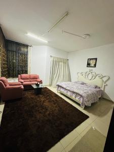 阿吉曼Tranquil Haven:King Bed, Ensuite, Master Bedroom的客厅配有床和沙发