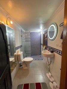 拉巴特Dar Sam - Purple Room的浴室配有卫生间、盥洗盆和淋浴。